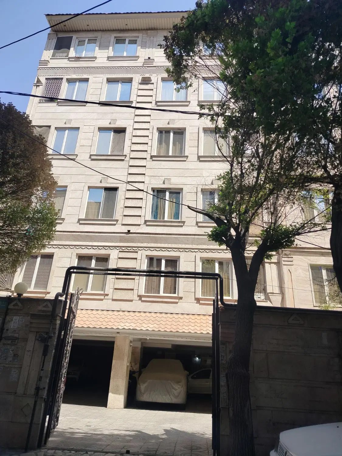 آپارتمان دوخوابه در بازرگان با پارکینگ و آسانسور