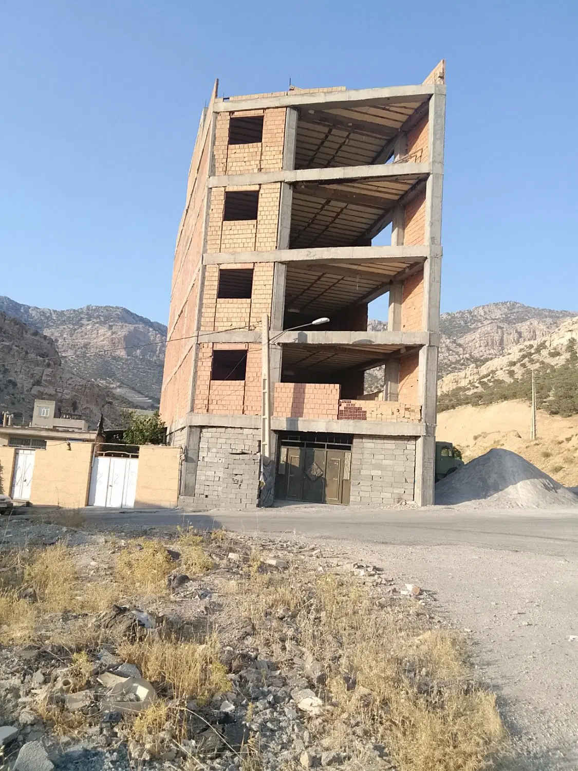 سازه بتنی نیمه‌کاره