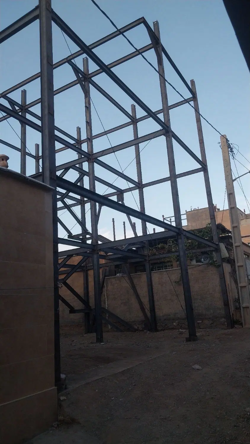 زمین اسکلتی سه طبقه واقع دار کانی دینار