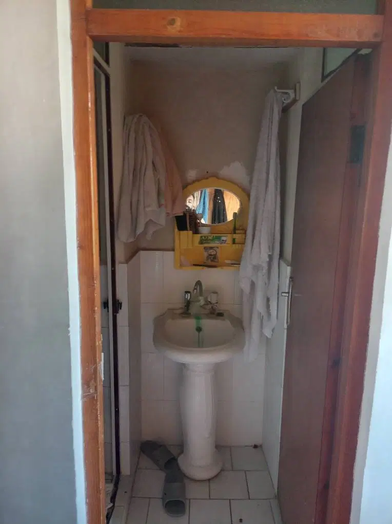 یک دستگاه خانه ویلایی به همراه مغازه