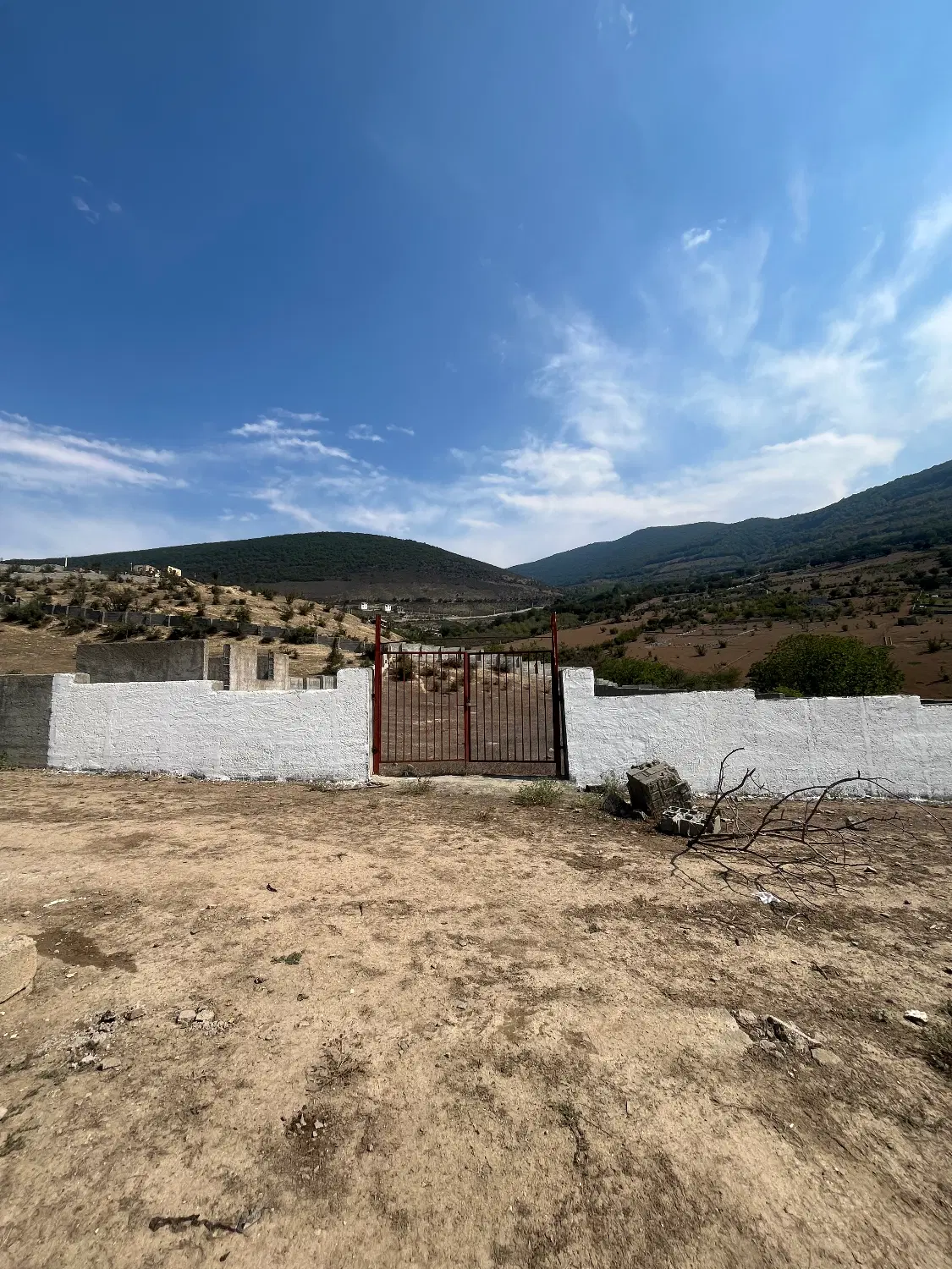 زمین دارای دیوار و دروازه ۹۰۰ متر