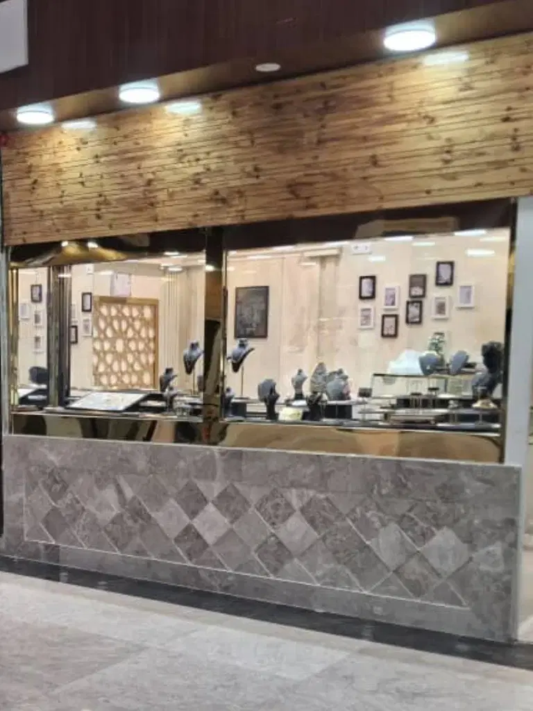 ۱۴_۵مترمغازه طلا فروشی واقع در پاساژ پارادایس پرند