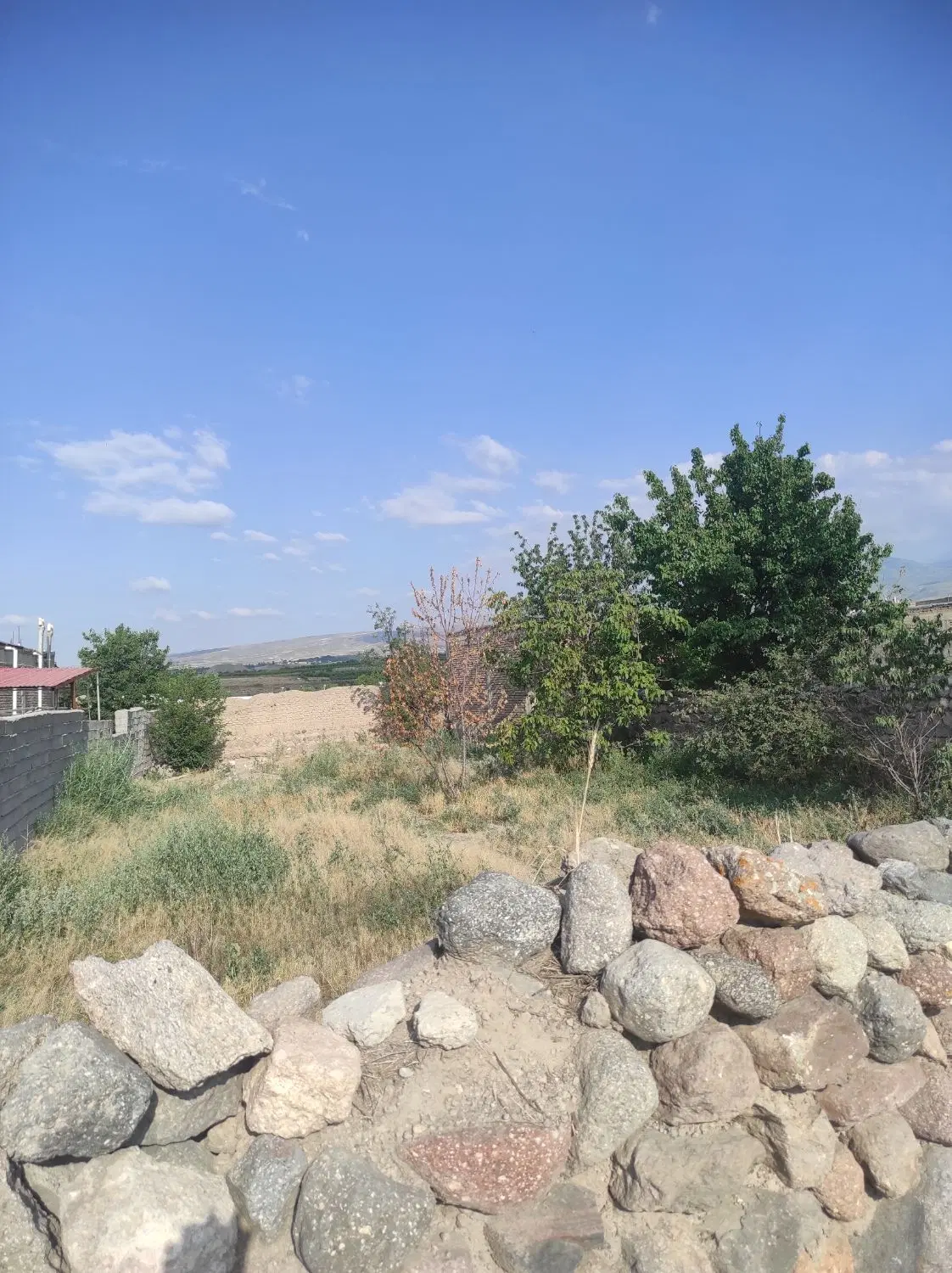 زمین بر جاده بارزیل (در محدوده روستا)