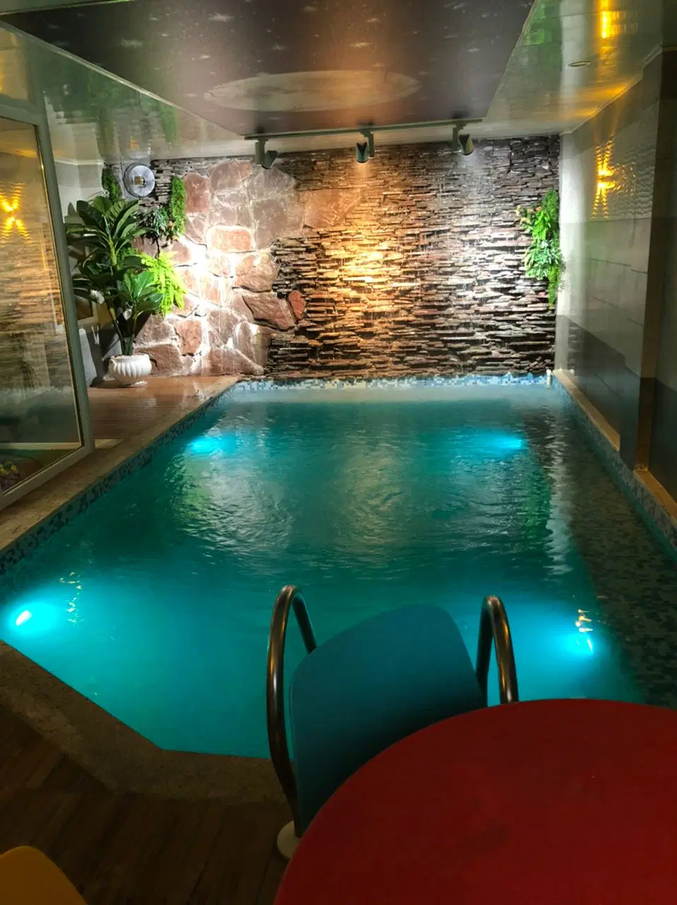 اجاره ی ویلای استخردار ولوکس