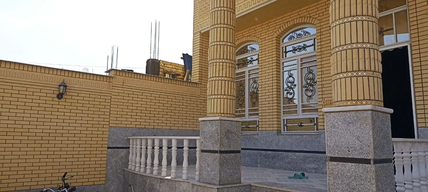 پیلوت حیاط دار