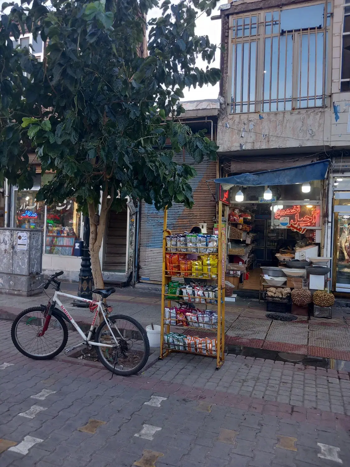 مغازه فروشی در سنگ فرش