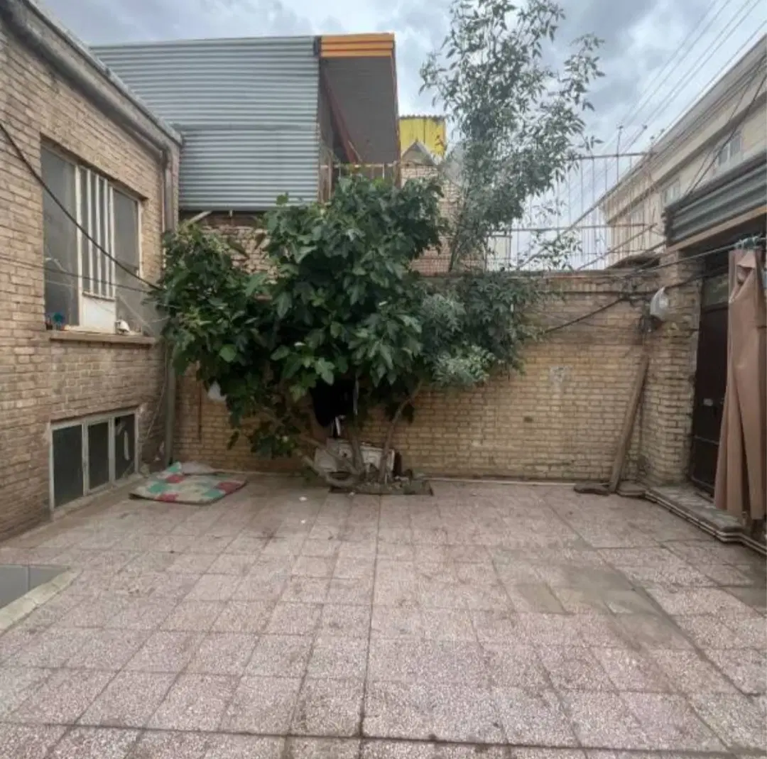 خانه کلنگی پشت راهنمایی رانندگی