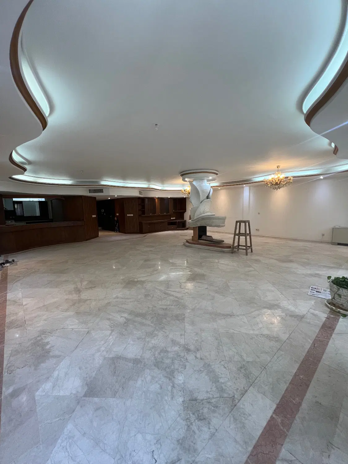 آپارتمان ۲۵۰ متری حاشیه خیابان گلشن