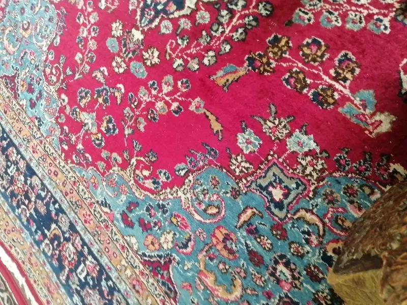 دوباب مغازه‌ کنار هم‌ با در برقی