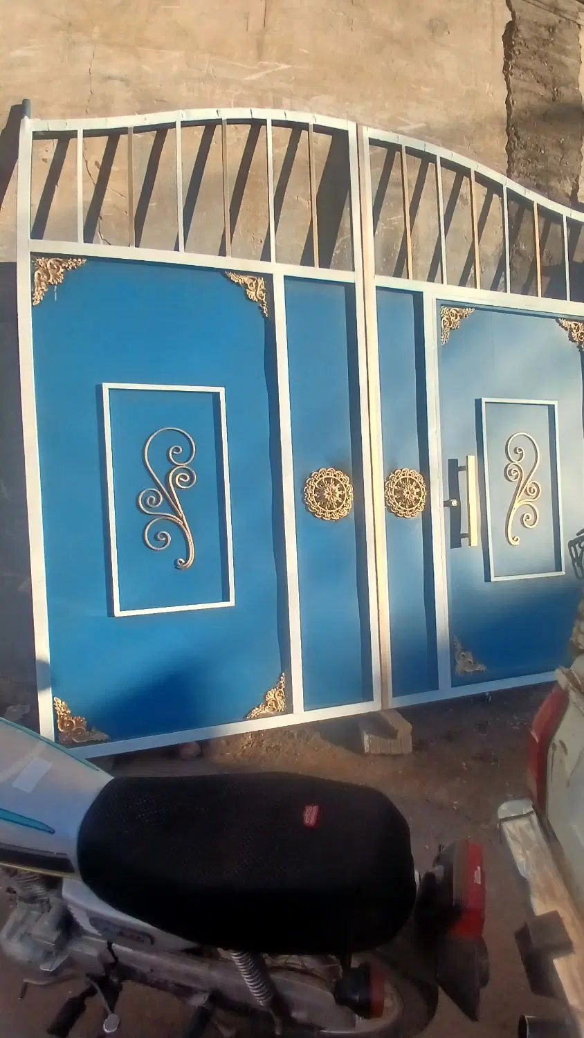 زمین مسکونی دم خیابان متری یک سوم قیمت میفروشم