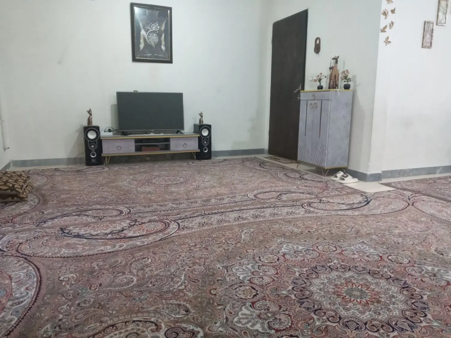 واحد ۸۳ متر طبقه اول میدان نبوت کوچه ارژنگ