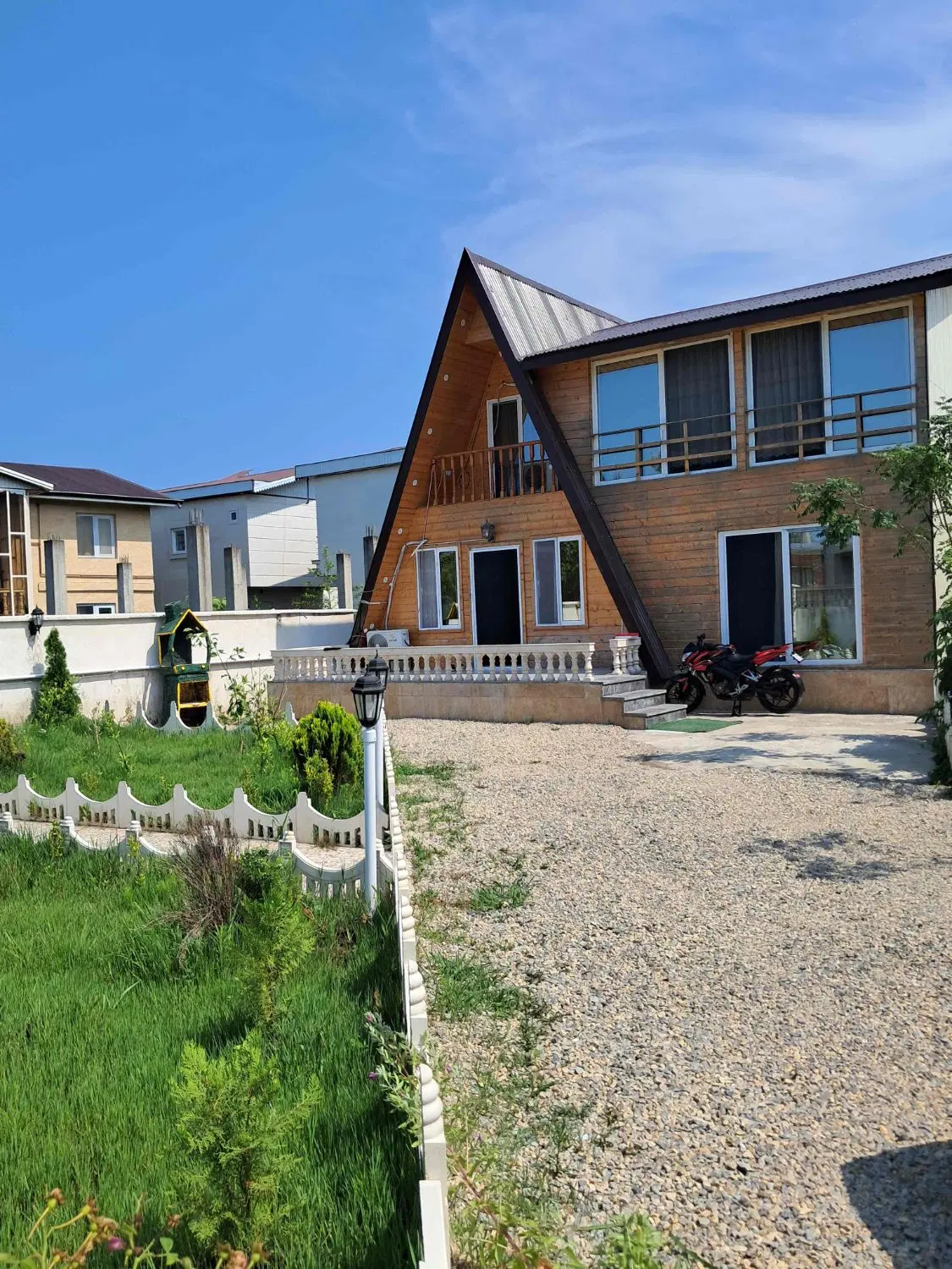 کلبه سوئیسی استخر دار