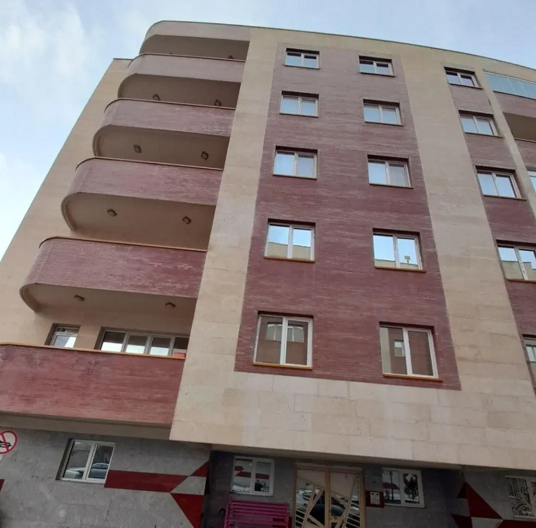 واحد ۶۵ متر در میدان نگین