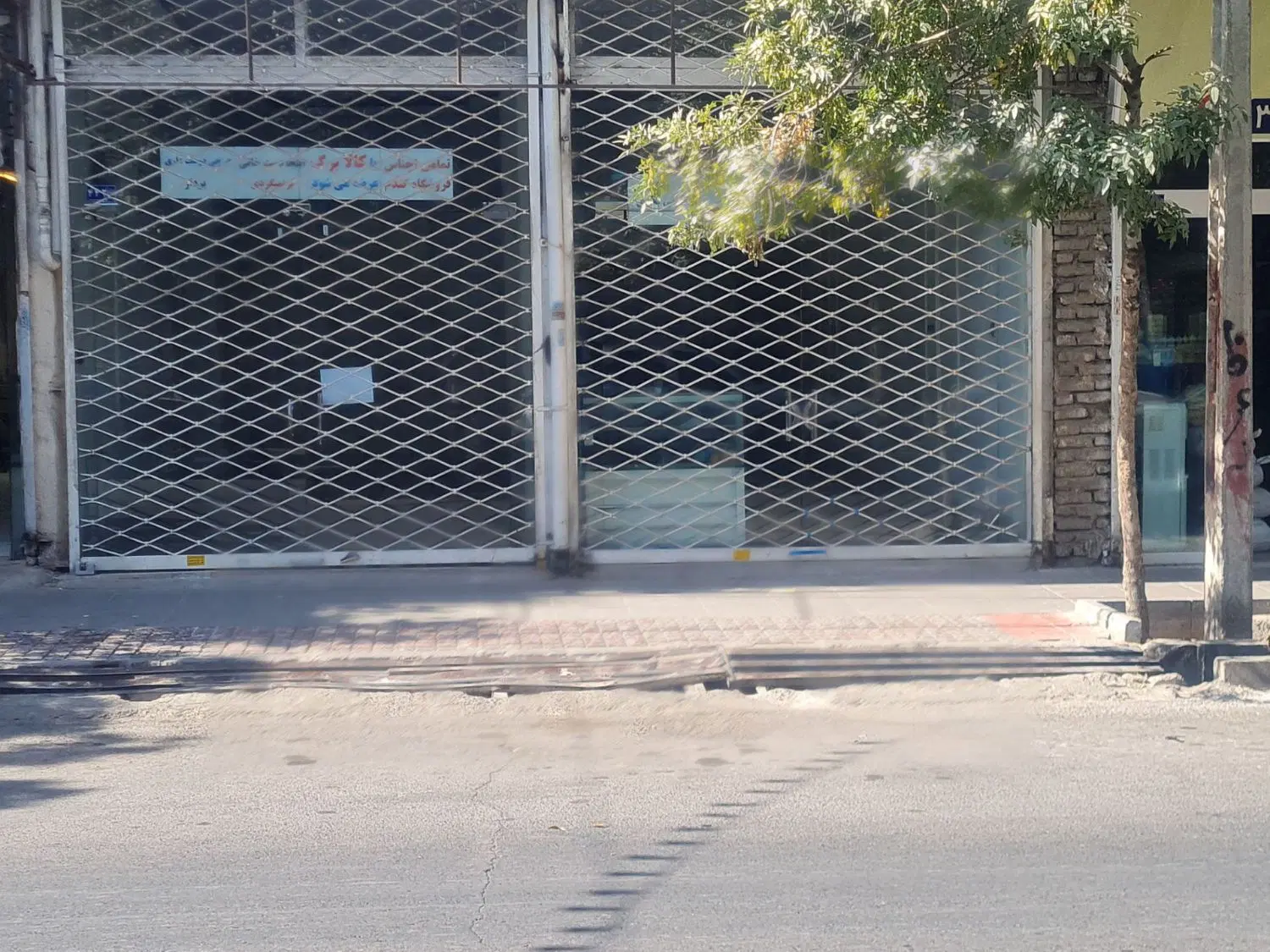 رهن و اجاره دو دهنه مغازه ۸۰ متری خیابان وحید