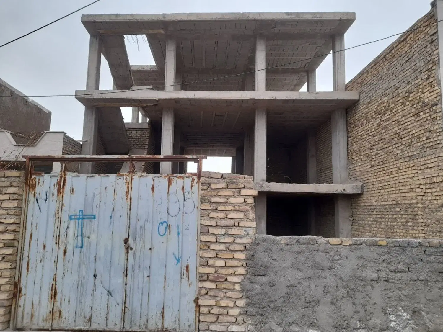 ساختمان‌ نیمه‌ کاره