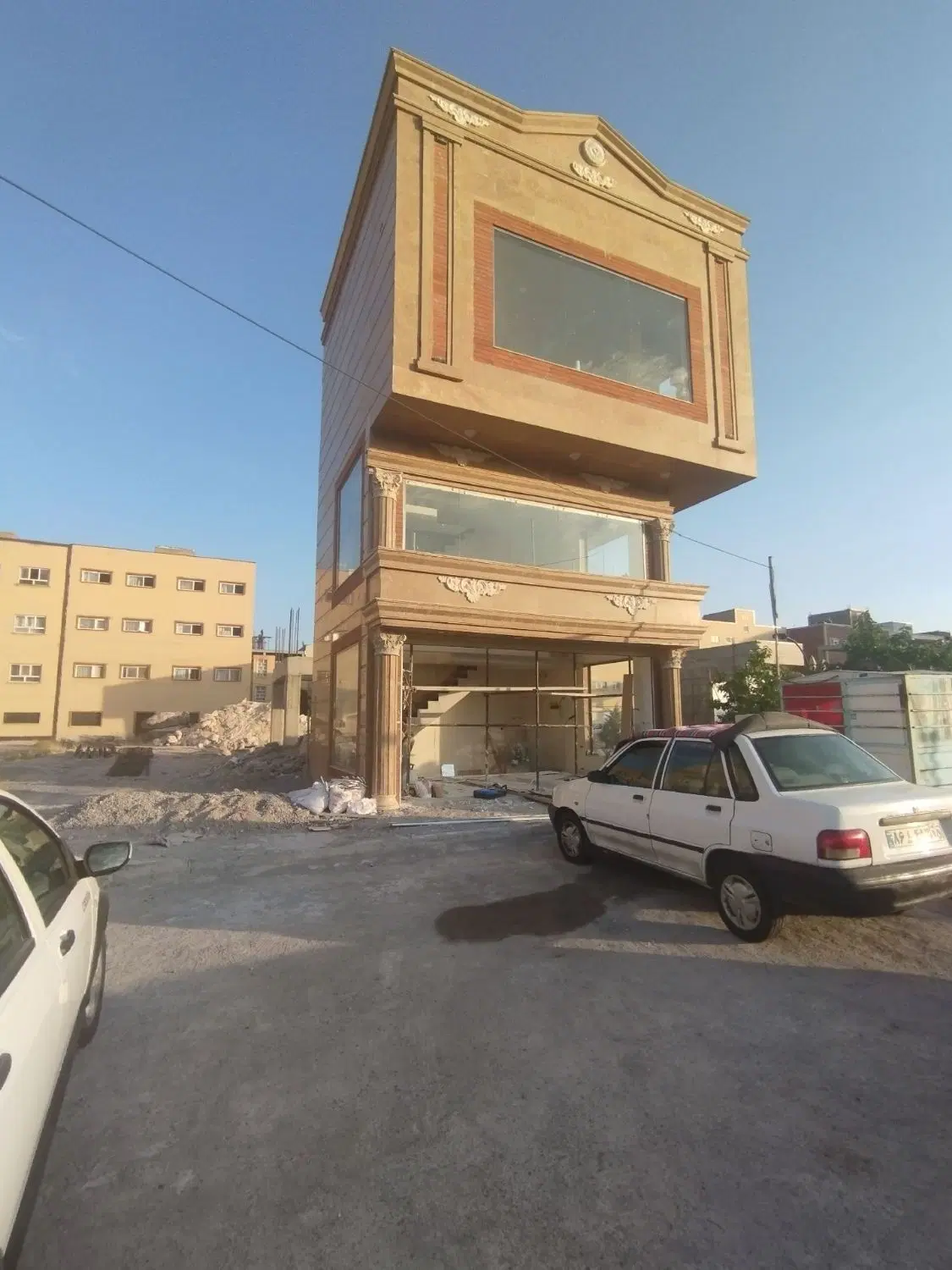 یک باب مغازه در فاز ۲ سهند بغل پلاسکو حیدر بابا