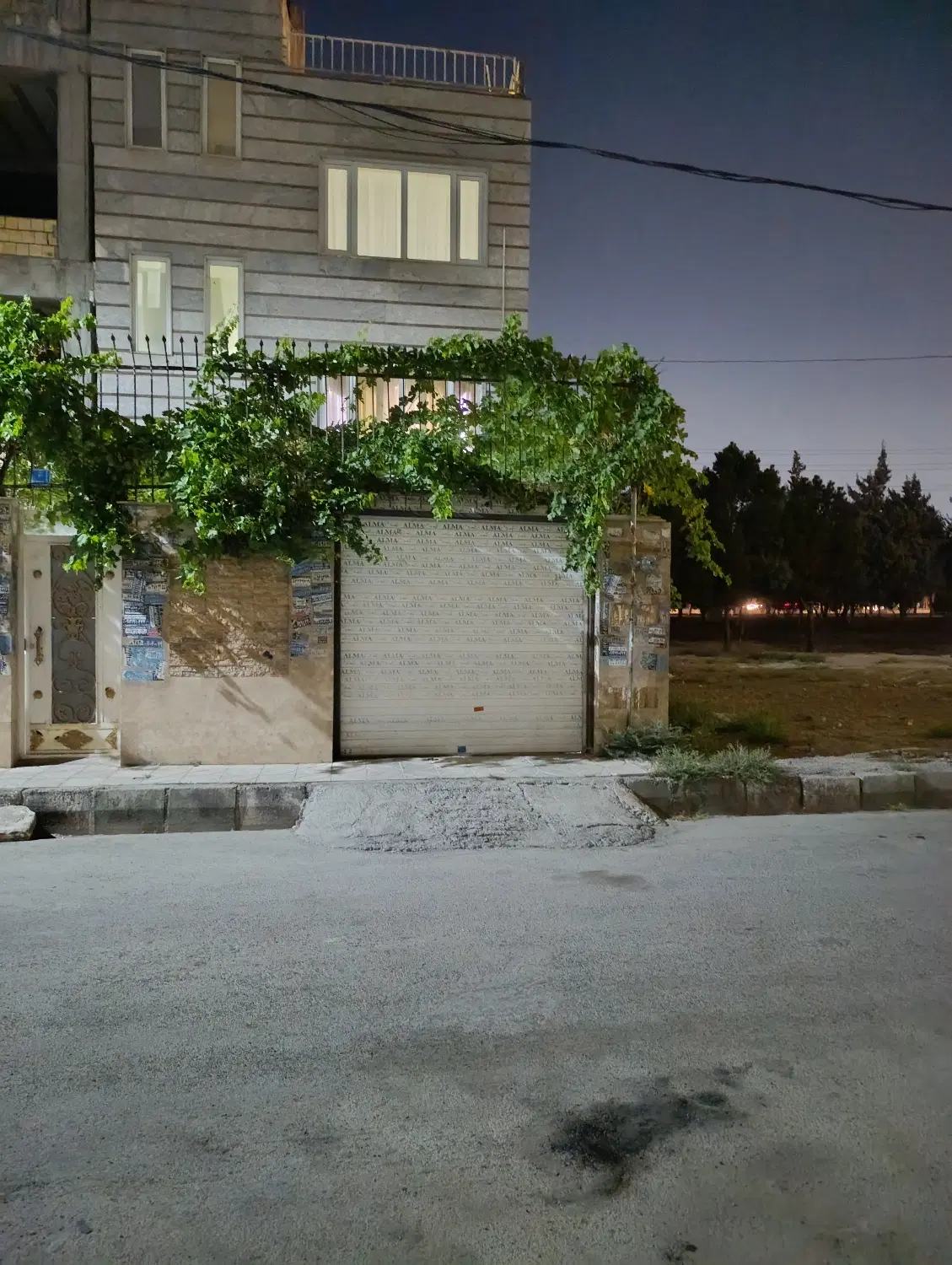 ساختمان 3 واحدی در بهترین موقعیت