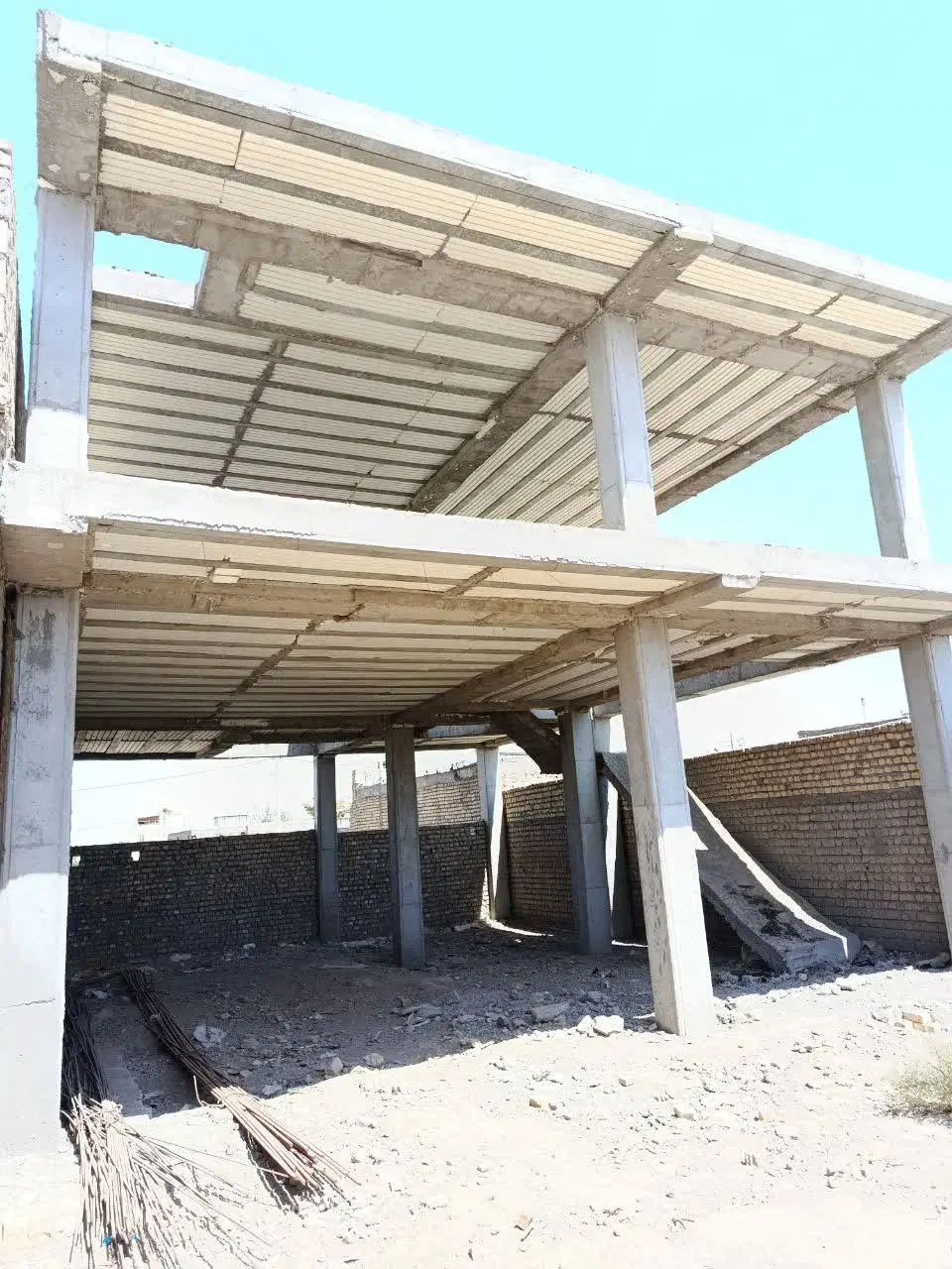 فروش ساختمان نیمه ساخت شهر آوه
