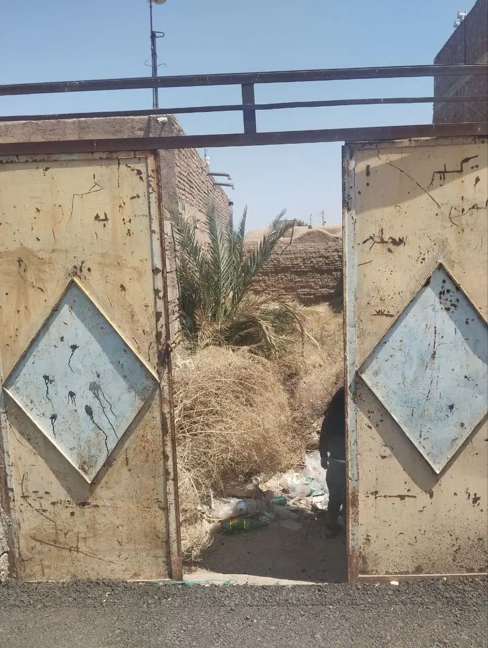 ملک در نهبندان 160متر زمین چهار دیواری شده