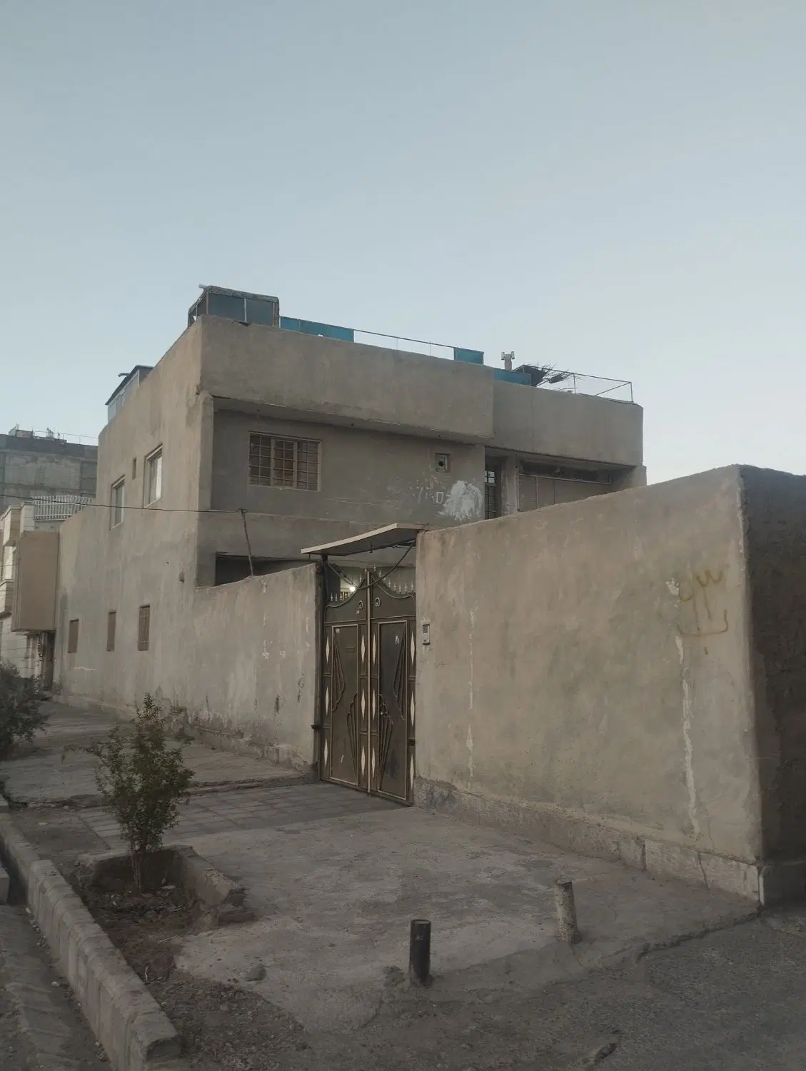 ملک دو طبقه اخر خرمشهر ۱۶ نبش شقایق ۲