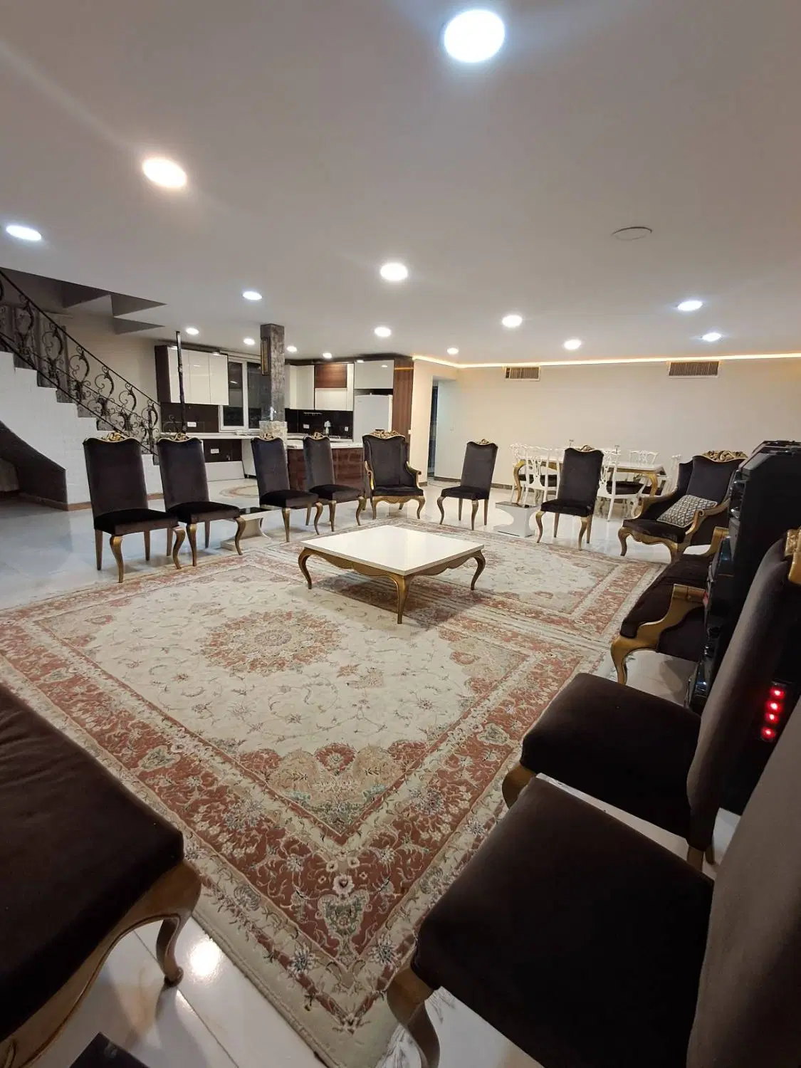 هم خانه خانم بی حاشیه