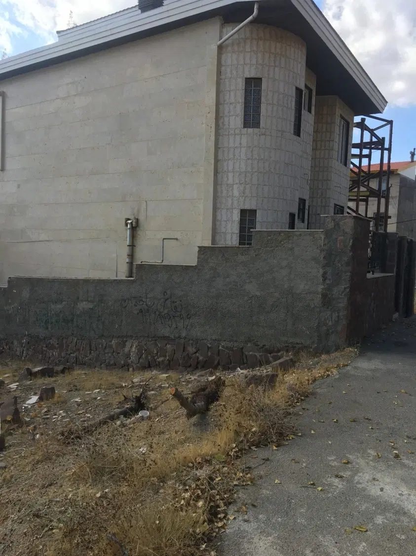یک قطعه زمین نقلی