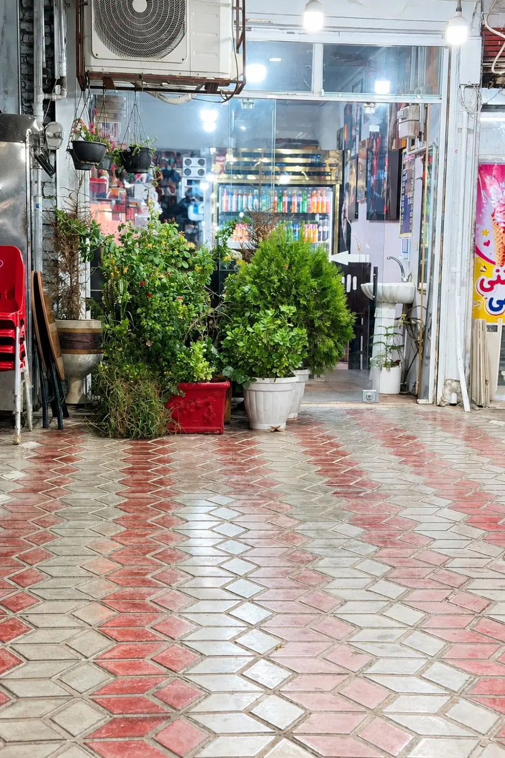 یک باب مغازه تجاری در خیابان اصلی شهر