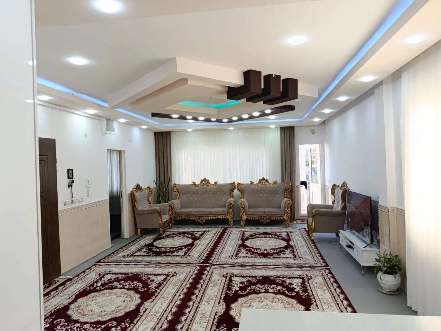 منزل مسکونی دوطبقه و بهار خواب