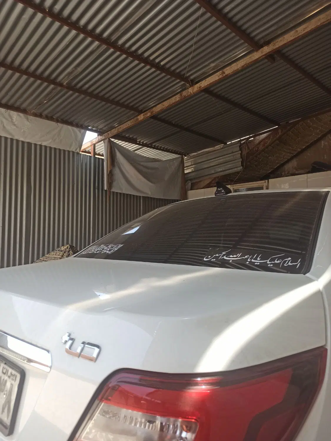 پارکینگ مسقف داخل حیاط