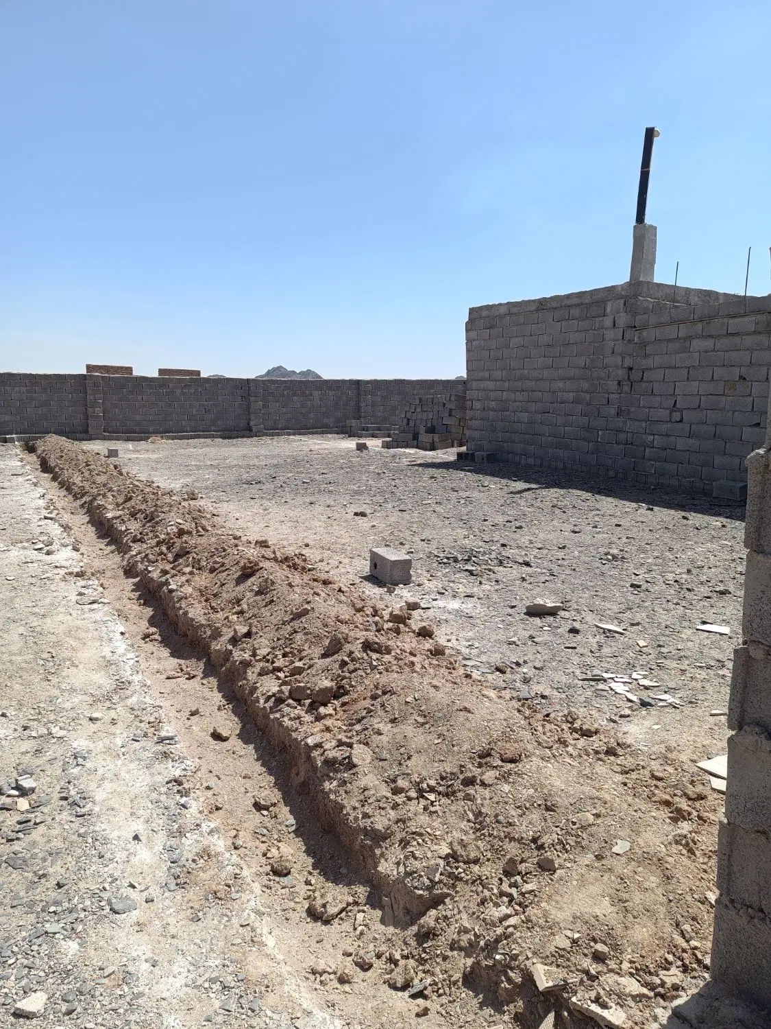 زمین 200متری چاه رحمان لار 6کیلومتری زاهدان