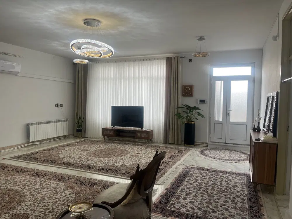 ساختمان دو طبقه با موقعیت بسیار عالی