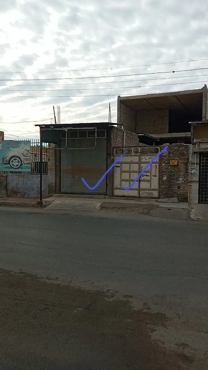 منزل کلنگی با مغازه به قیمت زمین مناسب درآمدزایی