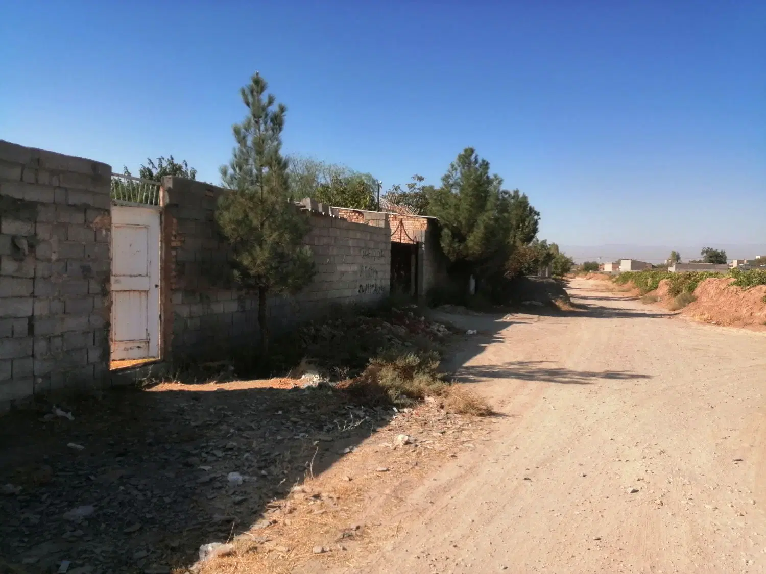 زمین دوردیوار