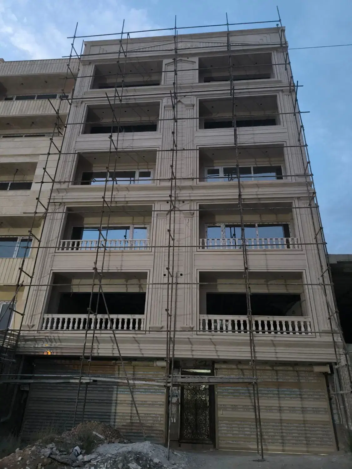 واحد درحال ساخت بلوار ارتش 100 متری