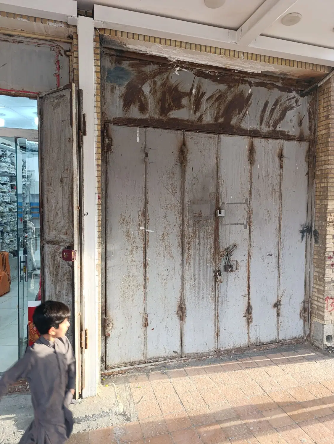 مغازه فروشی خیابان حسین بر چهاراه رسولی