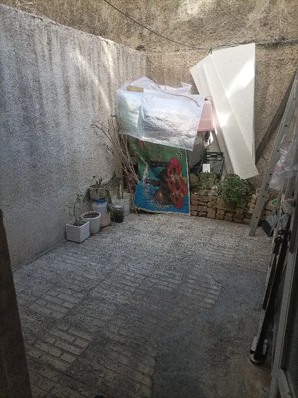 واحد مسکونی هم کف صدوبیست متر
