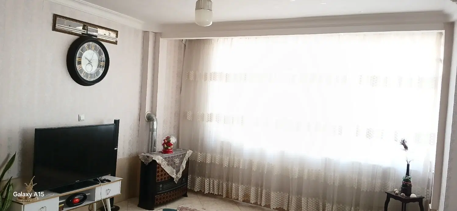اپارتمان تمیز غرق در نور