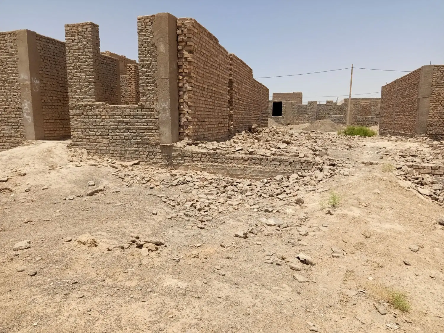 خانه نیمه کاره تا زیر سقف همراه سند تک برگ