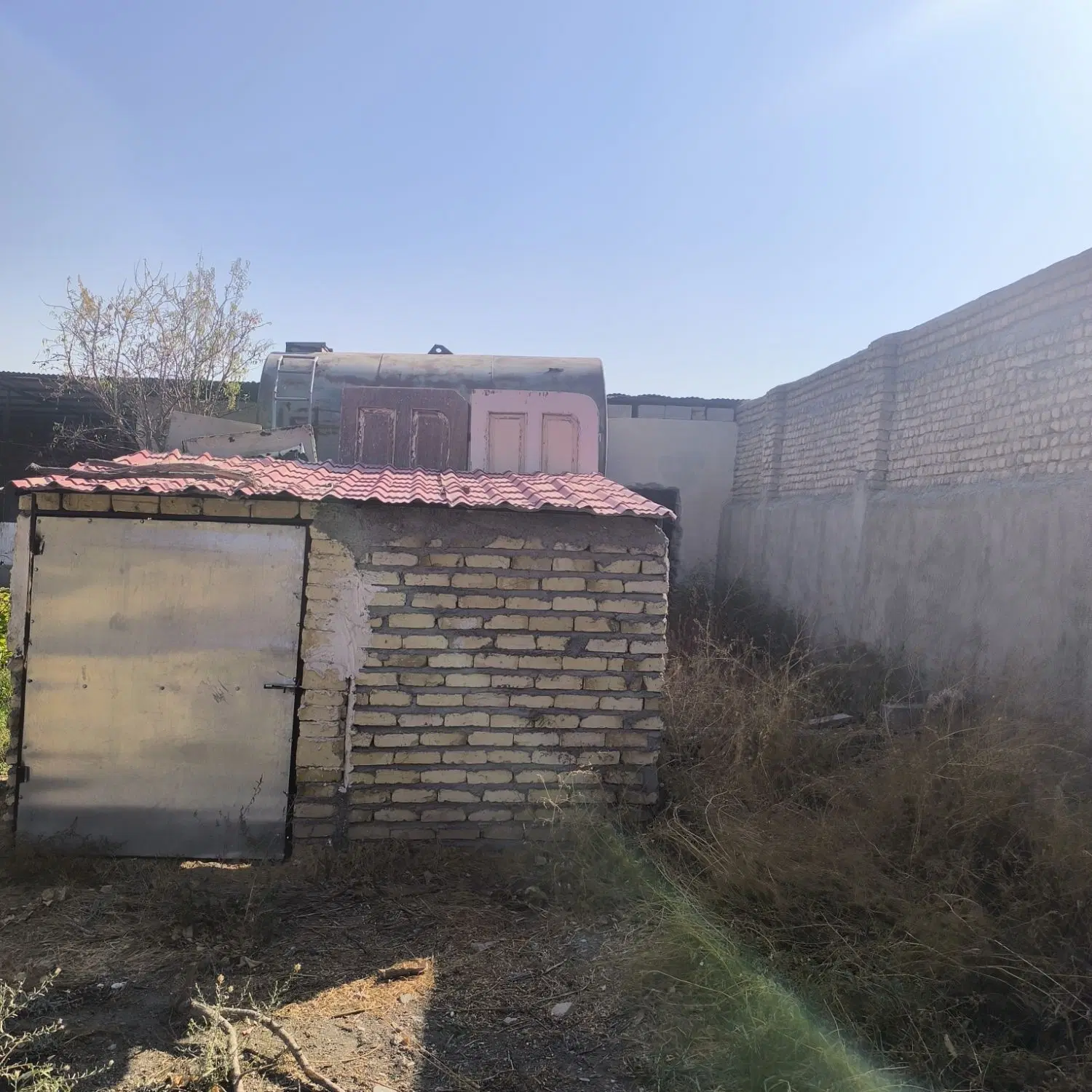 زمین دور دیوار داخل مجتمع سند تکبرگ استانه