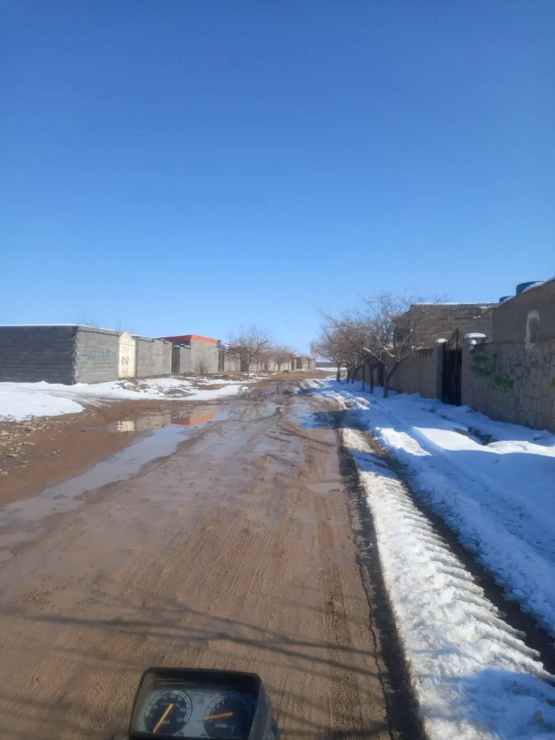 زمین ۲هزار متری بانیم ساعت و خونه کلنگی آب برق گاز