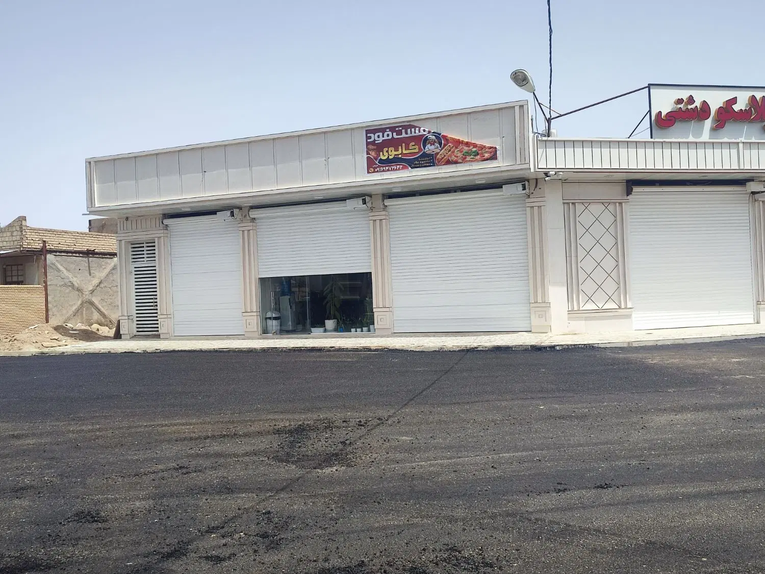 مغازه تجاری سر خیابان اصلی منیوحی