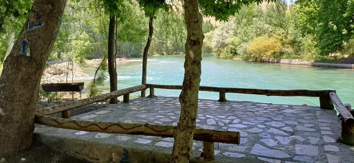 سکو لب‌ آب زاینده‌رود. شب خواب و رفتینگ قایق سواری