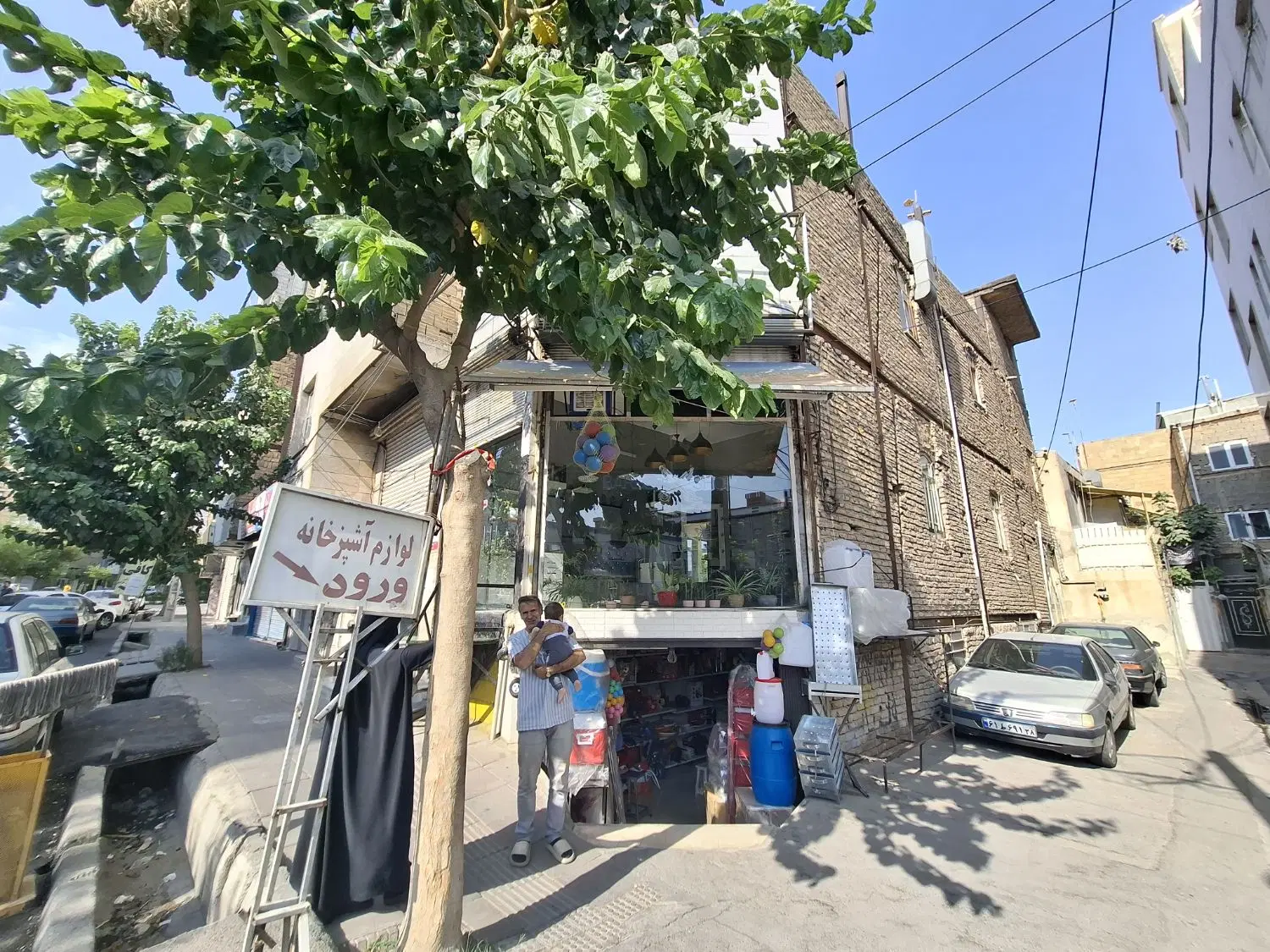 فروش دو دهنه مغازه تجاری همراه دو دستگاه آپارتمان