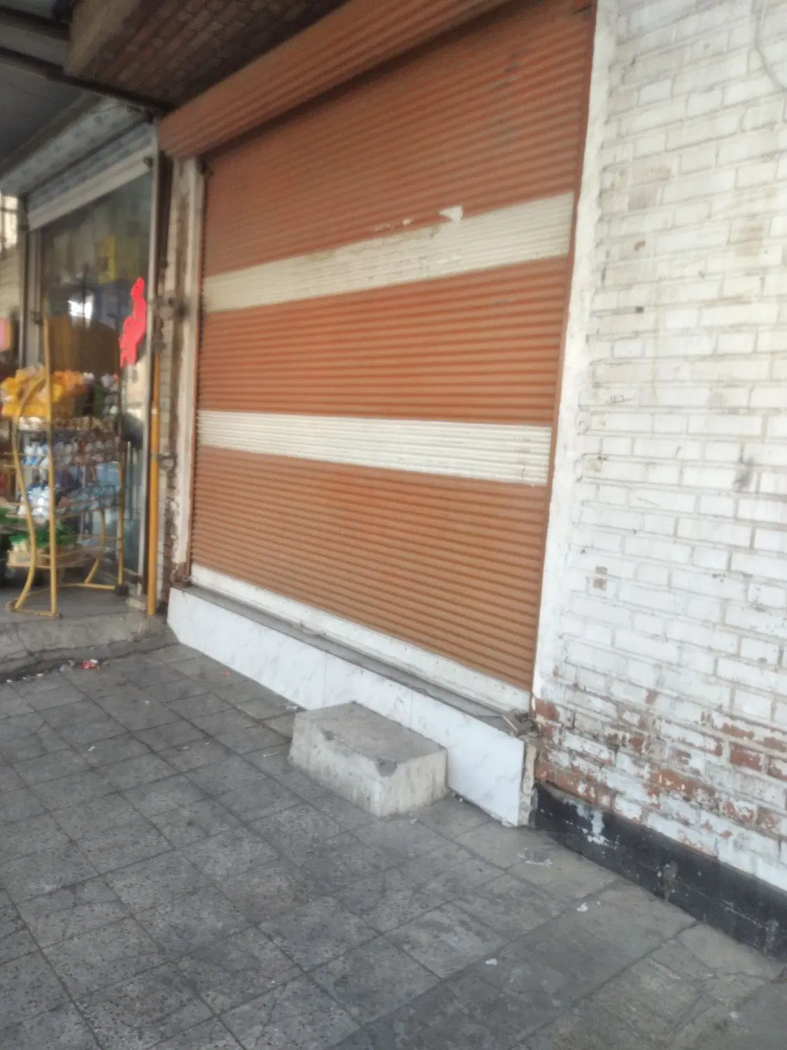 یک مغازه اجاره داده میشود