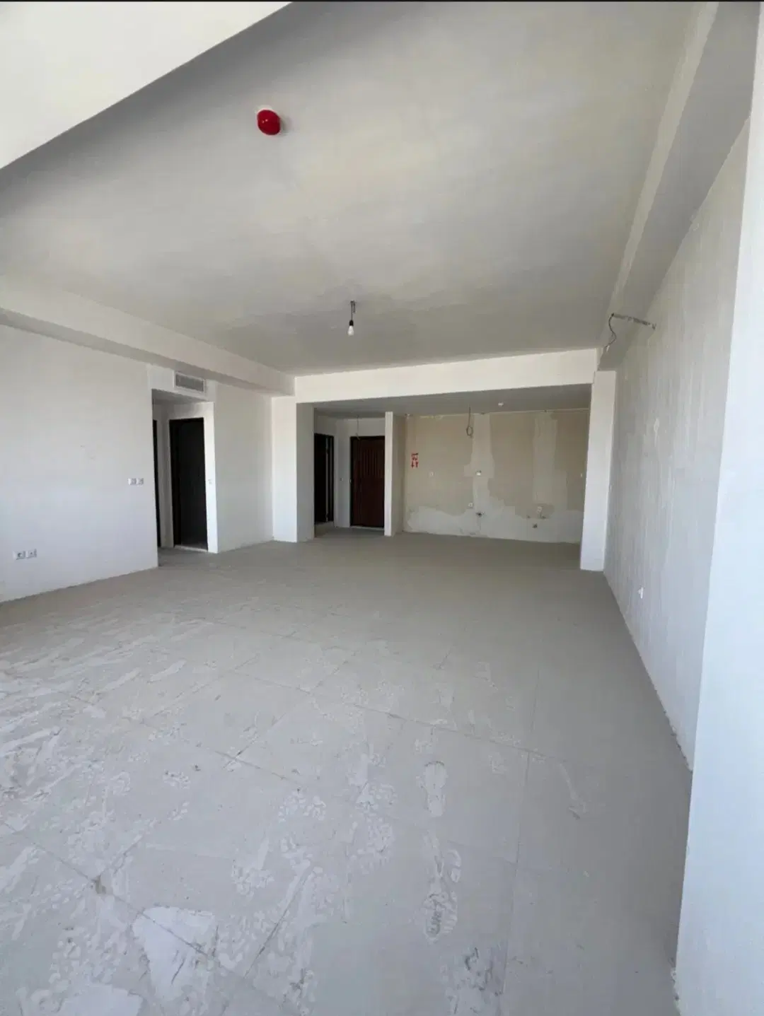 اپارتمان ۸۳ متری نوساز دارای انباری