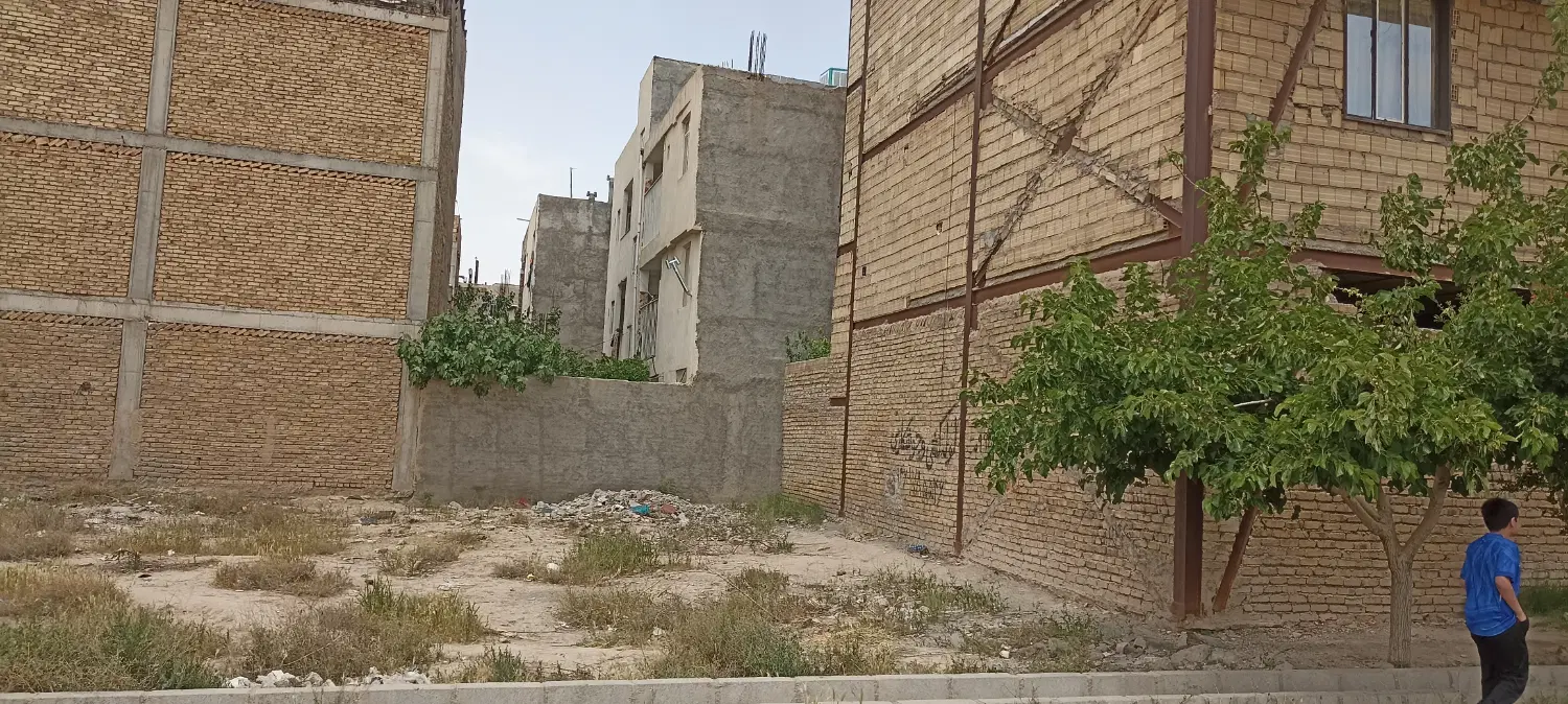 ۱۳۰ متر زمین