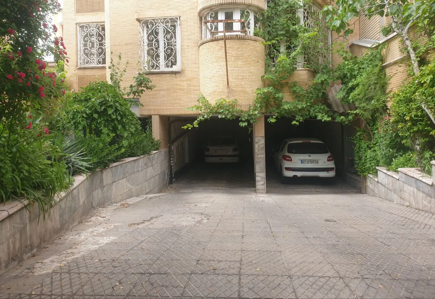 فروش حیاط ولعصر_ لیدا ۲طبقه ۲۰۰متر