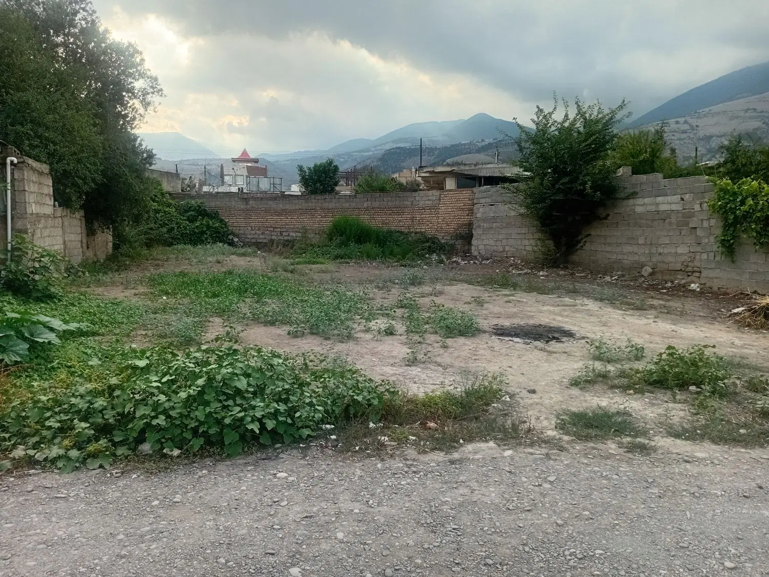 زمین مسکونی به مساحت ۳۰۰متر مربع