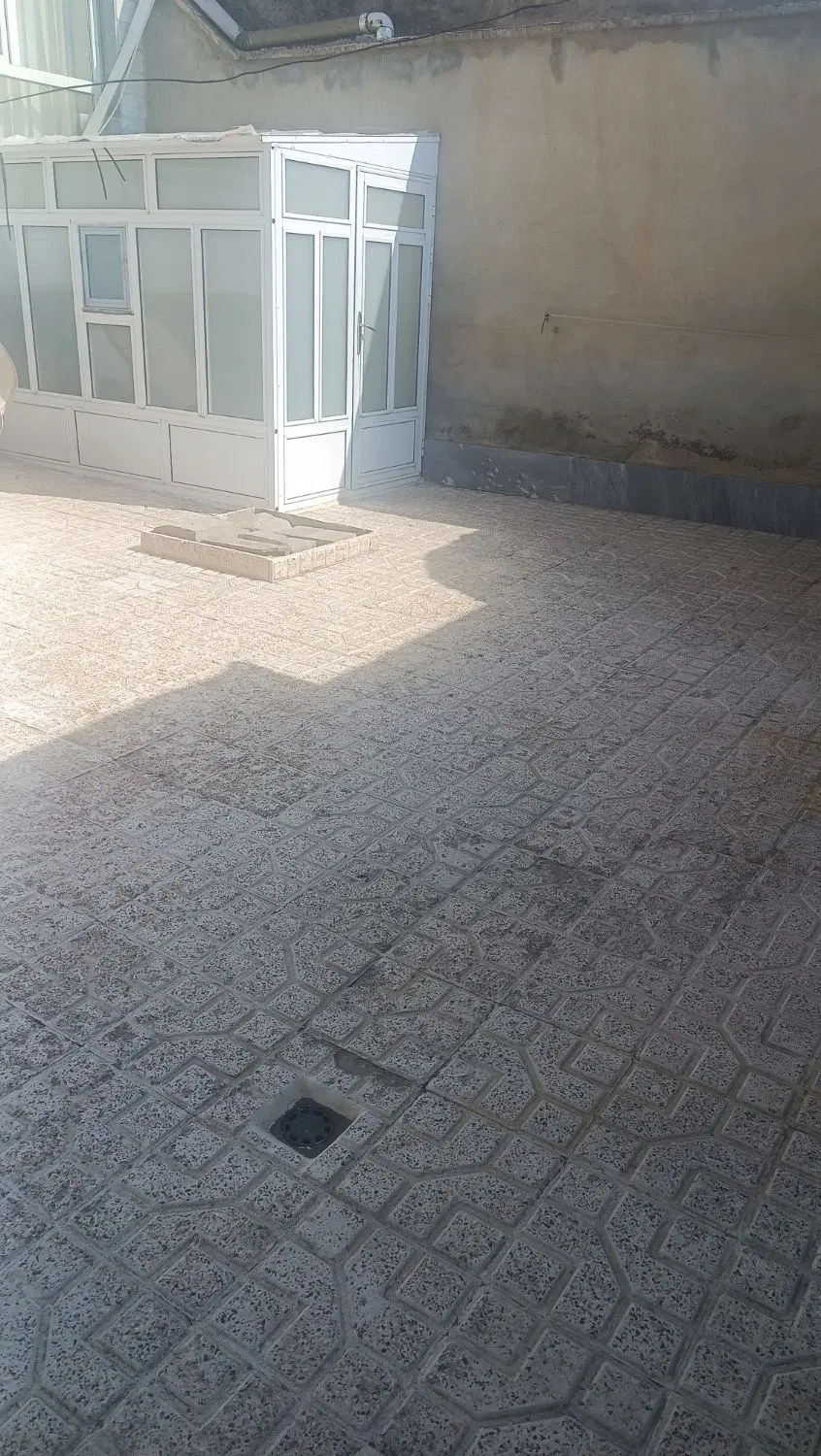 زیر زمین 60متری با حیاط مشترک