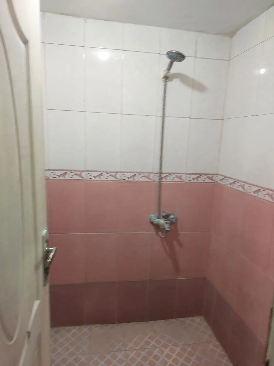 املاک ..رستمی تک‌ واحدی با پارکینگ تخلیه
